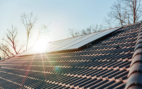 Imagem de um telhado com painéis solares.